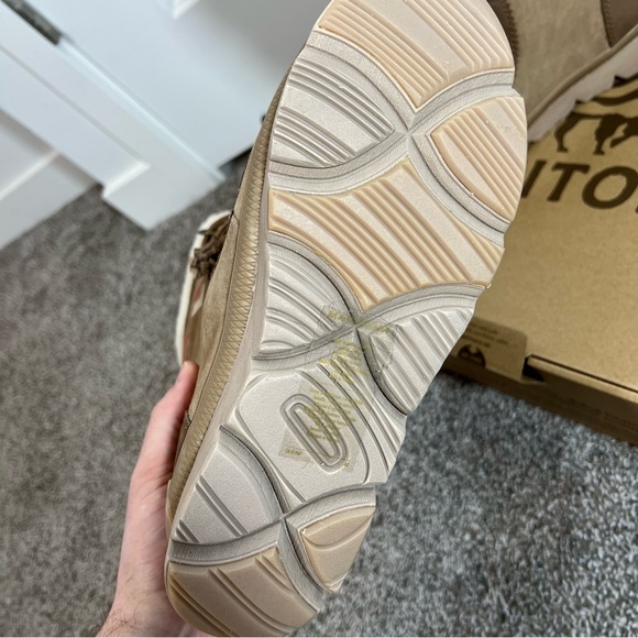 Manitobah Anakwa Tall Mukluk in Oak / Chene | Size 8 - Picture 7 of 8